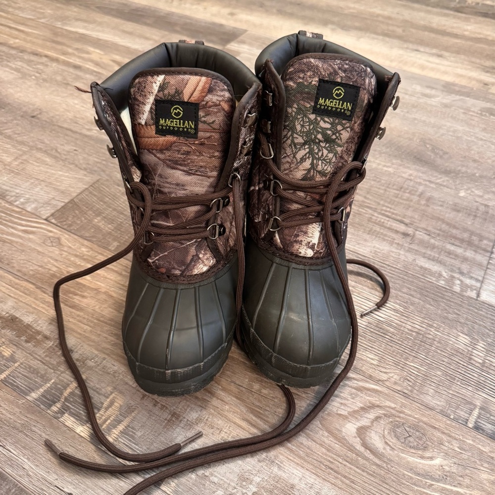Magellan Outdoors Youth Boys Size 2 Camo Duck Boots Waterproof